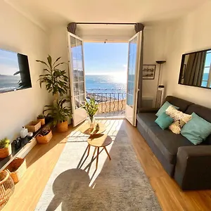 amazing-renovated-flat-sea-front-old-town-antibes.fr-provencehotel.com/